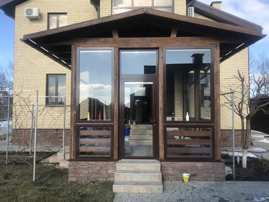 Остекление крыльца в бревенчатом доме