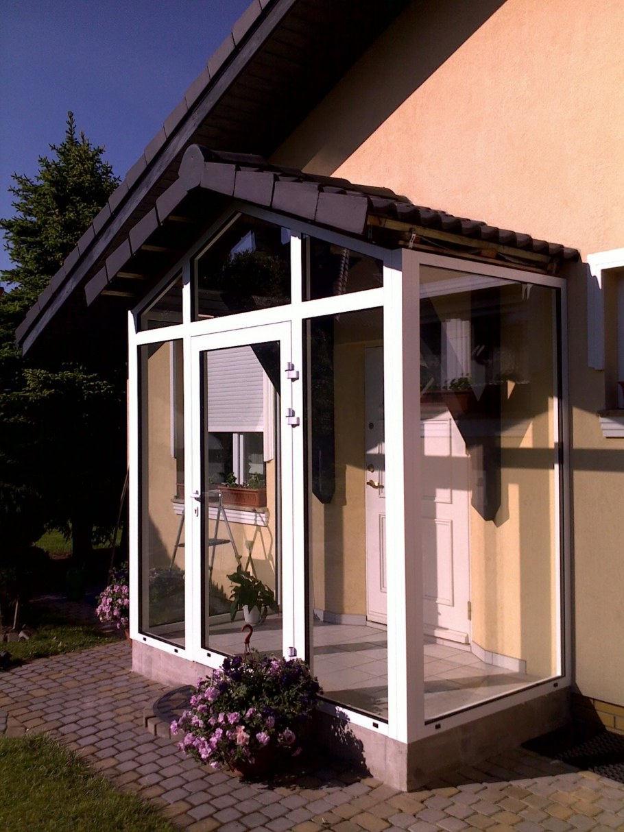 Стеклянный тамбур в доме