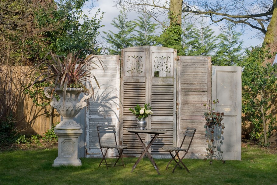 Забор из старых дверей