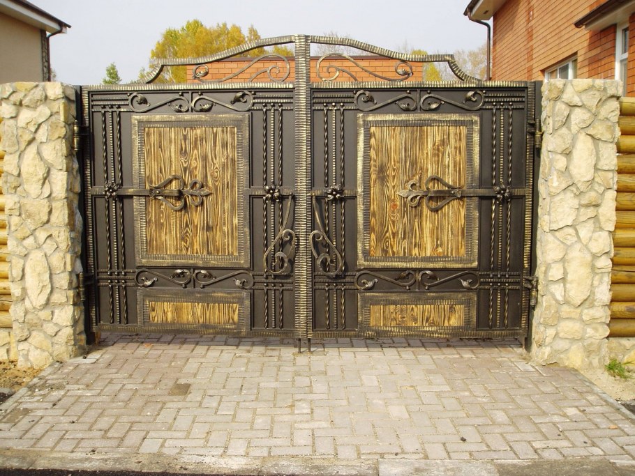 Дверь декоративная в саду