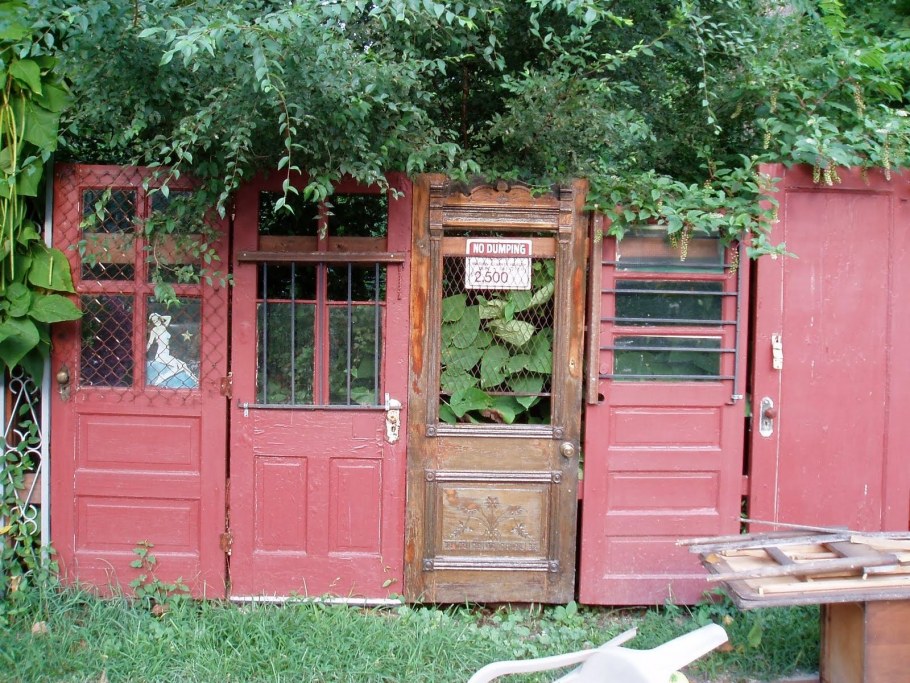 Забор из старых дверей на даче