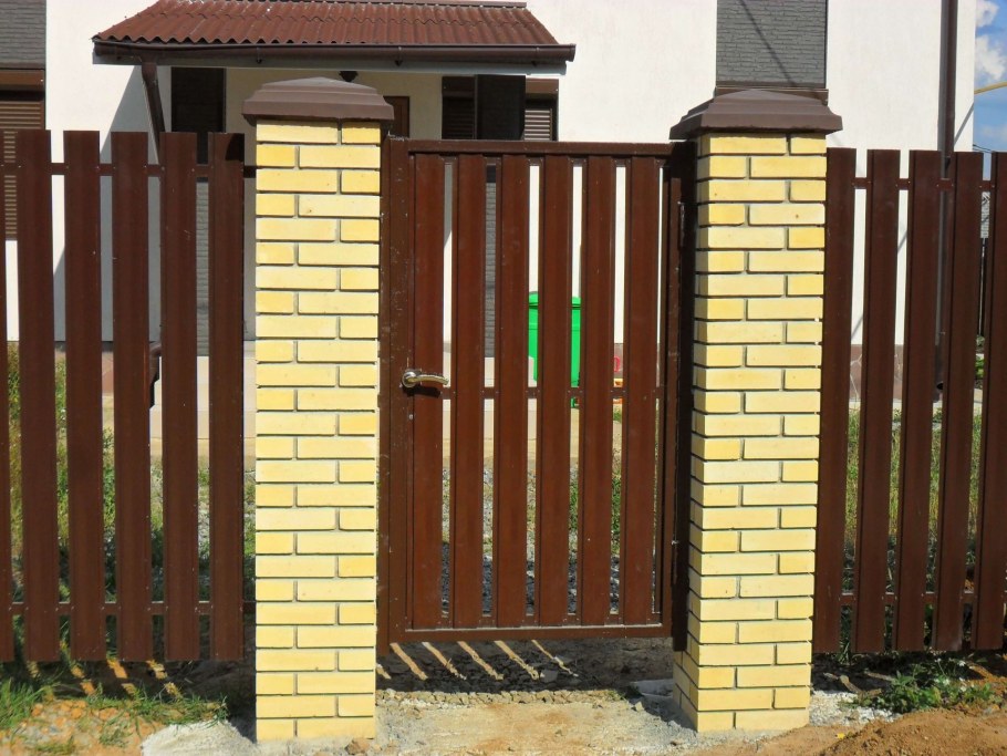 Старинная дверь в сад