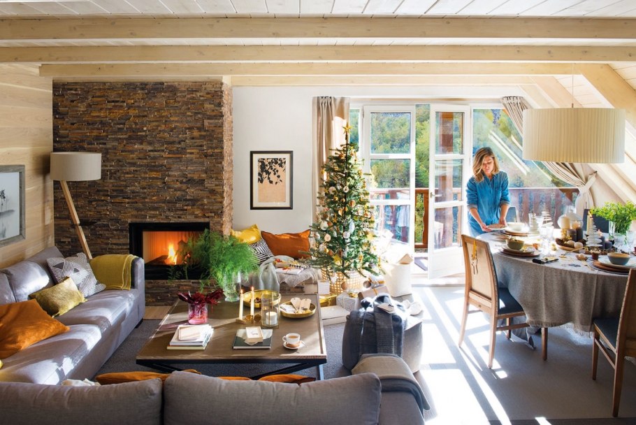 Уютная гостиная с людьми