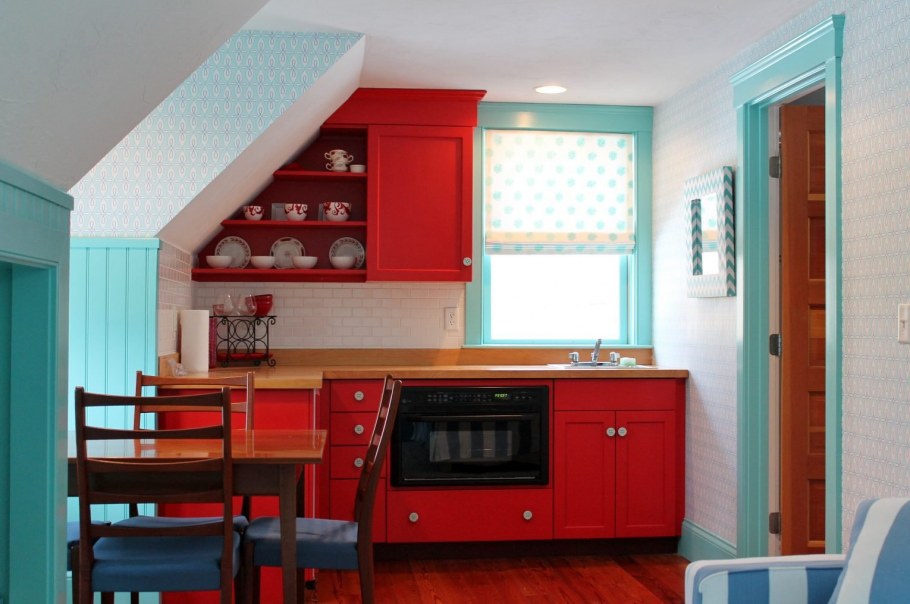 Кухня в красно бирюзовых тонах