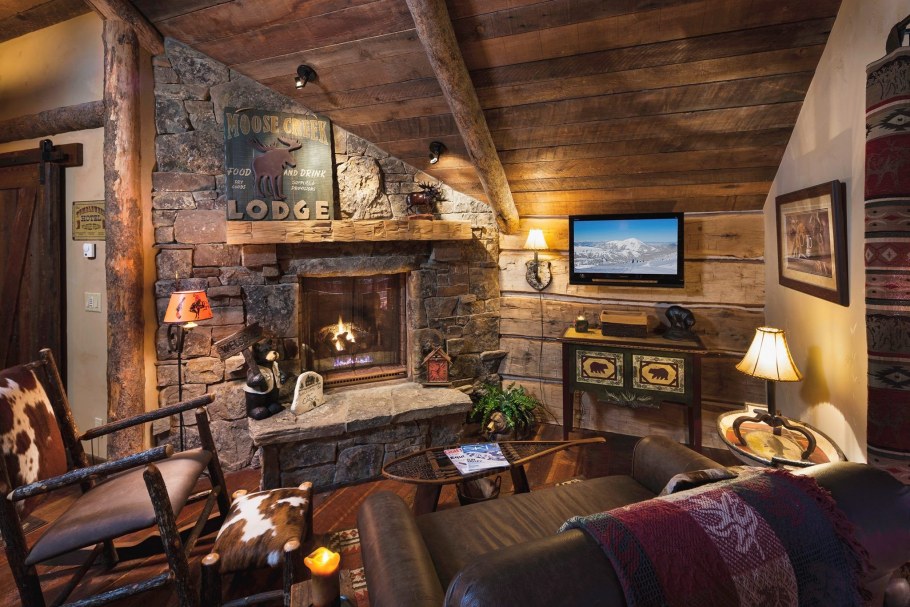 Уютный дом с камином в лесу