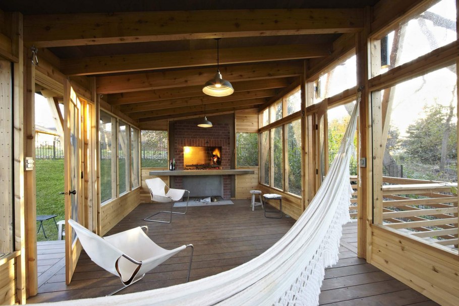 Веранда с треугольной крышей