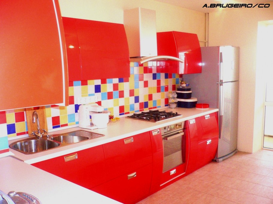 Яркий фартук для красной кухни