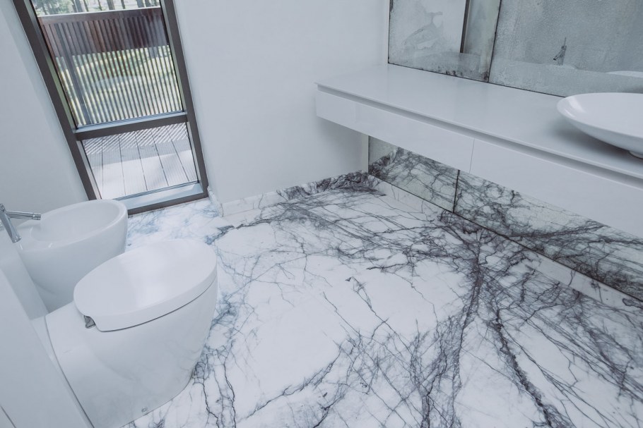 Мраморный пол в санузле