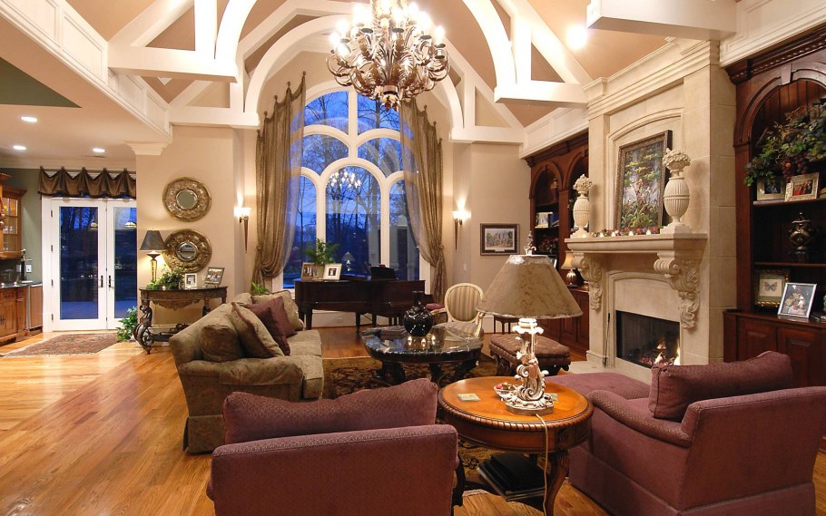 Гостиная в особняке с камином