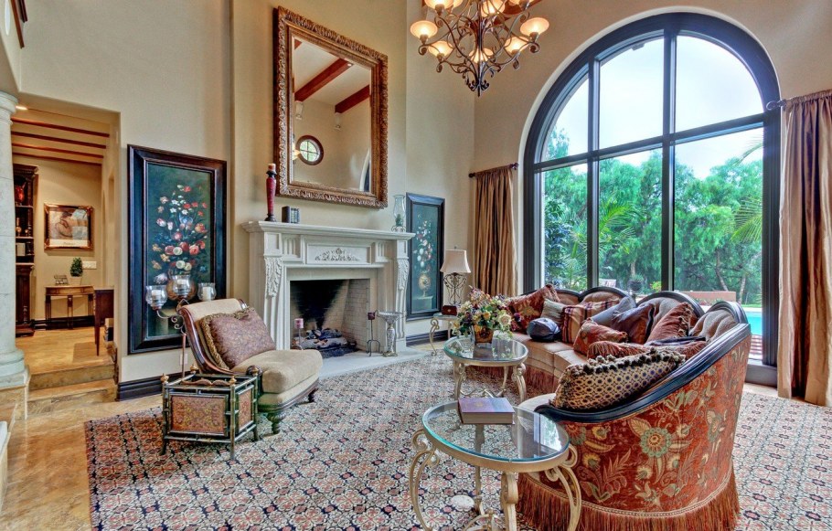 Богатый интерьер с камином