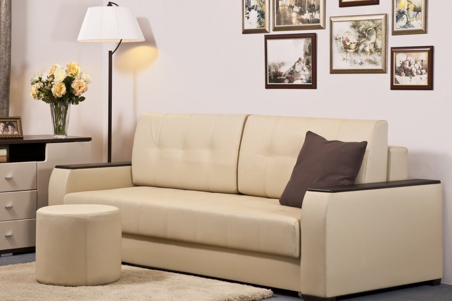 Темно-бирюзовый диван в интерьере