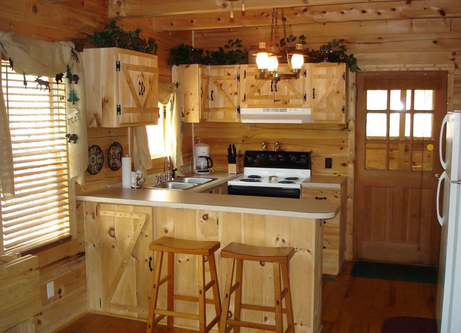 Кухня в маленьком дачном домике