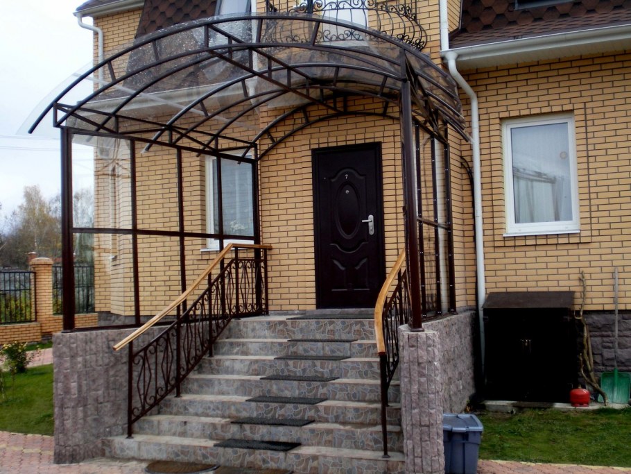Крыльцо для частного дома с навесом