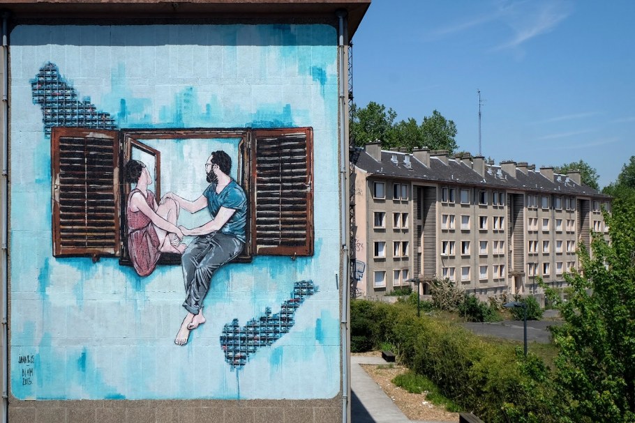 Стрит арт на кирпичной стене