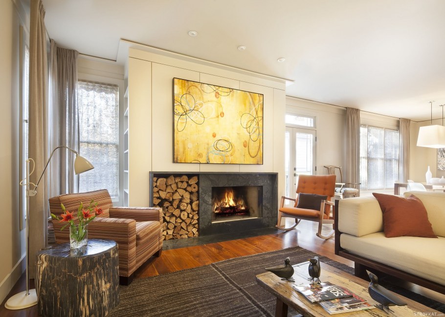 Яркая гостиная с камином