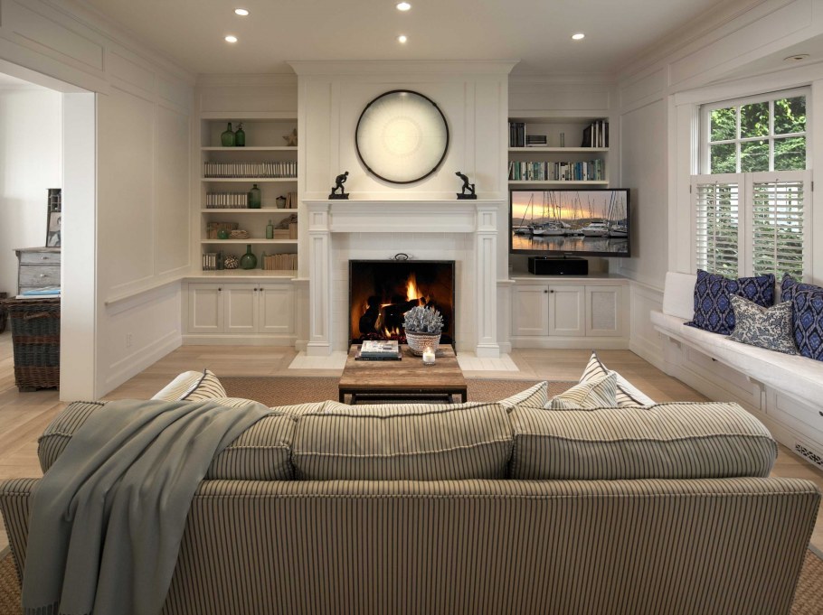 Комната с камином и телевизором