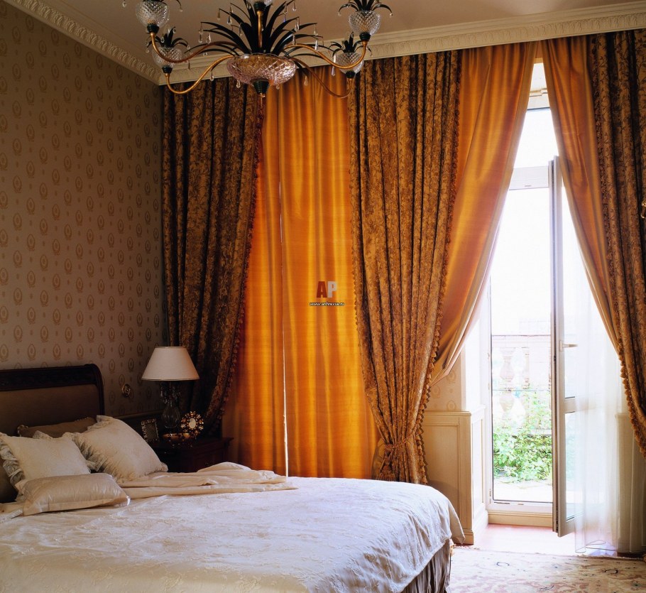 Золотистые шторы в спальню