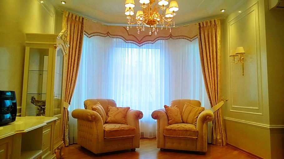 Желтые шторы в гостиной с эркером