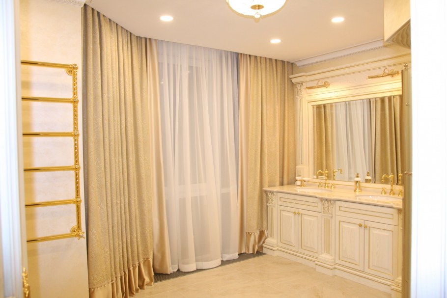Золотистые шторы в интерьере