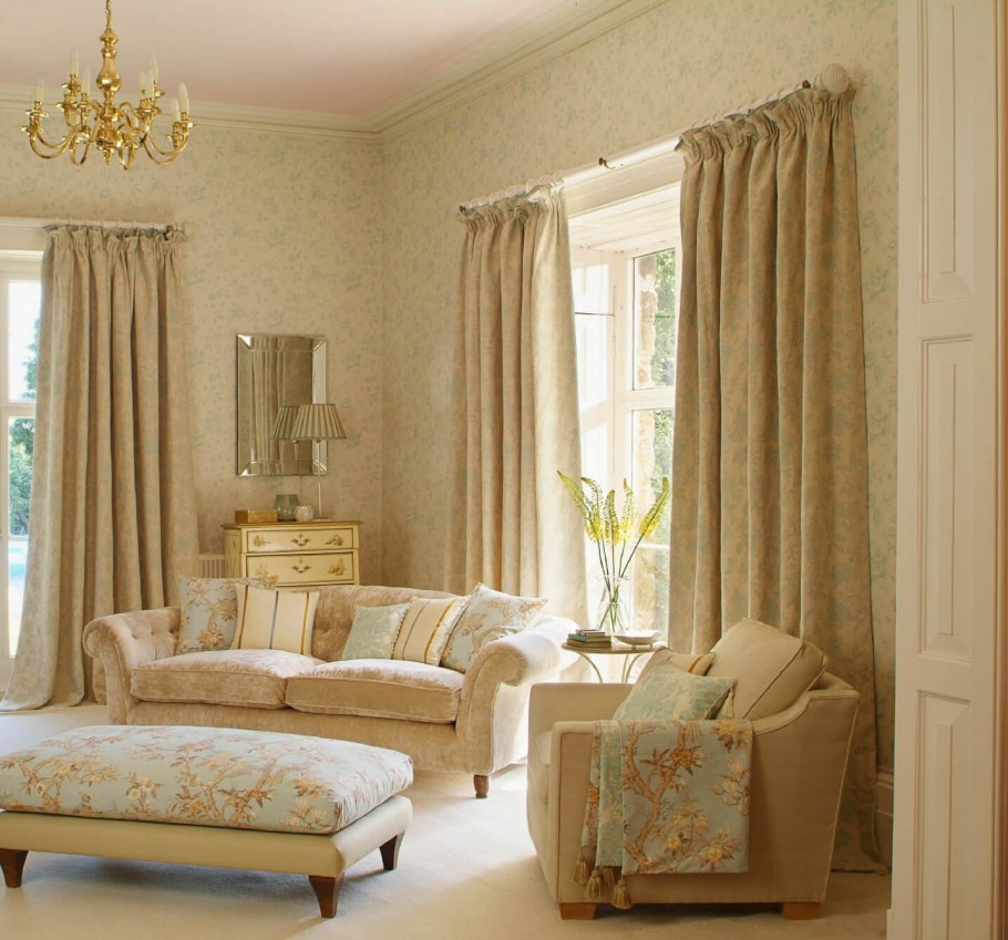 Шторы к золотистым обоям