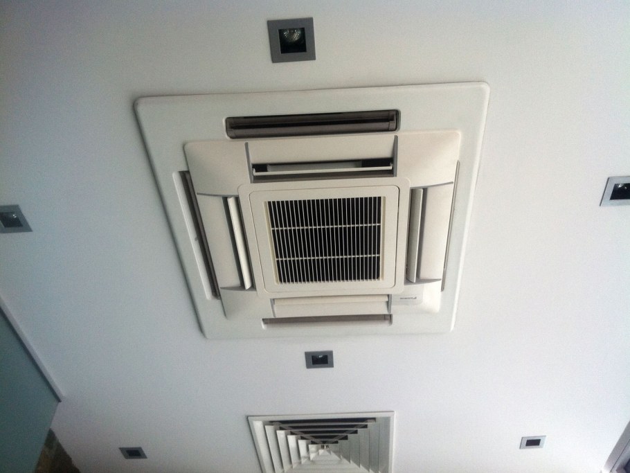 Сплит система в спальне и телевизор