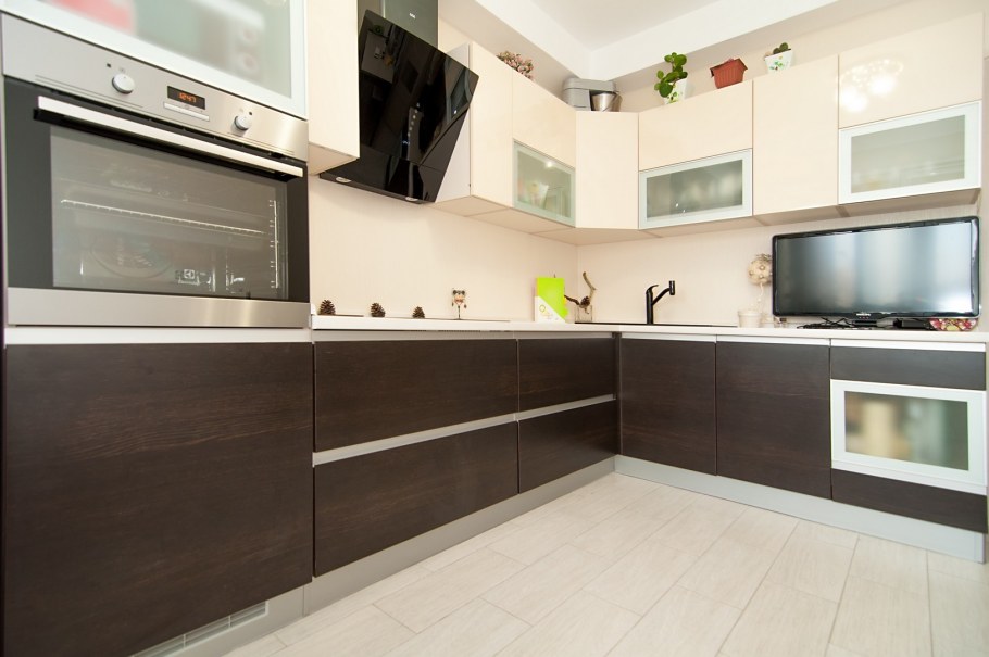 Коричневая глянцевая кухня