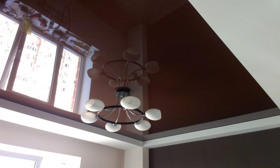 Натяжной потолок шоколадного цвета