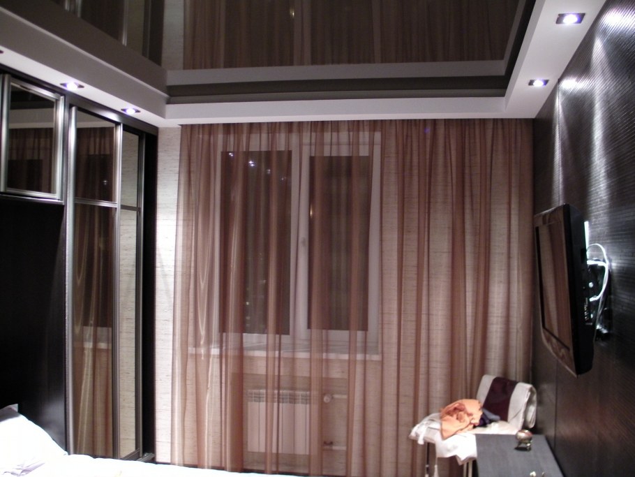 Коричневый глянцевый потолок