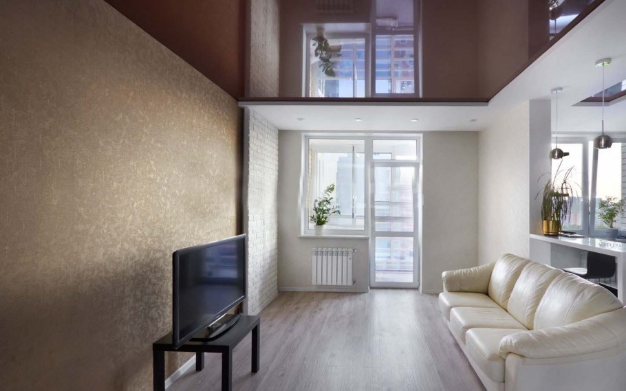 Шоколадный глянцевый потолок