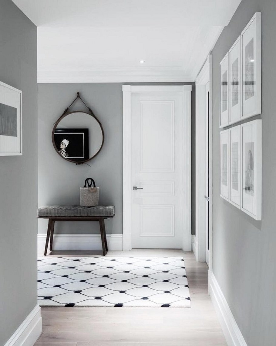 Серая плитка в прихожей