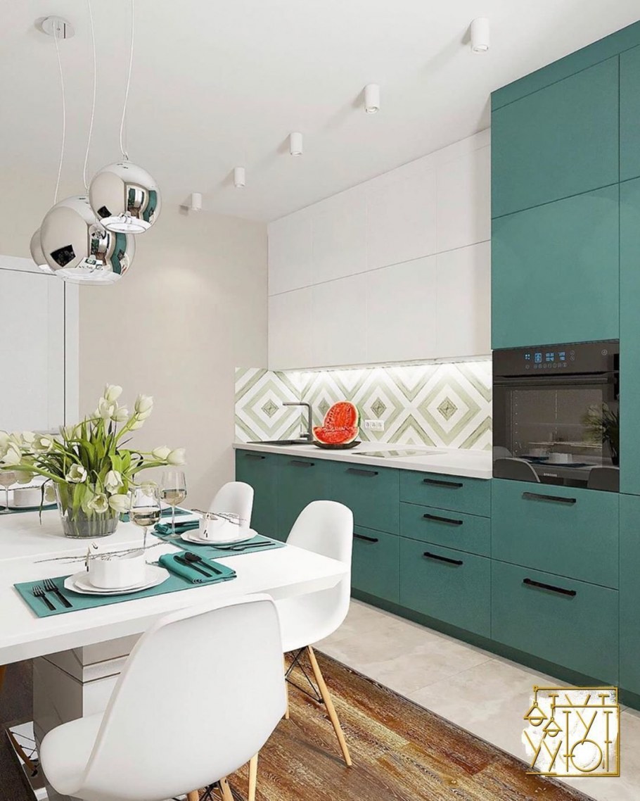 Белая кухня с яркими акцентами