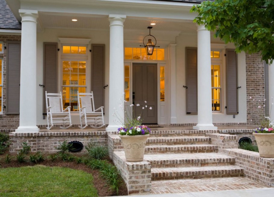 Клумба у крыльца