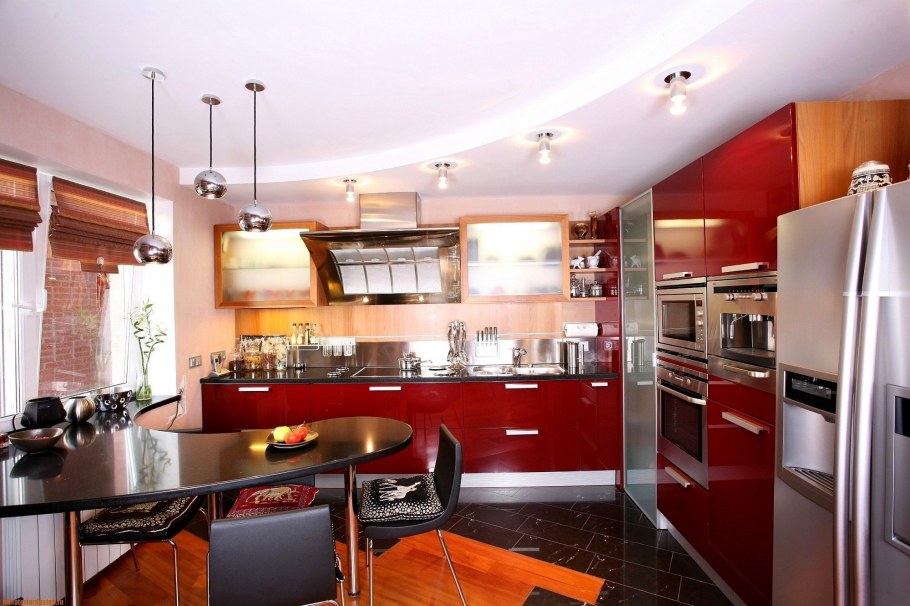 Натяжной потолок на кухне