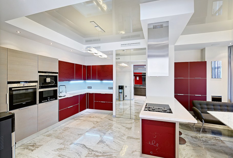 Глянцевый потолок на кухне