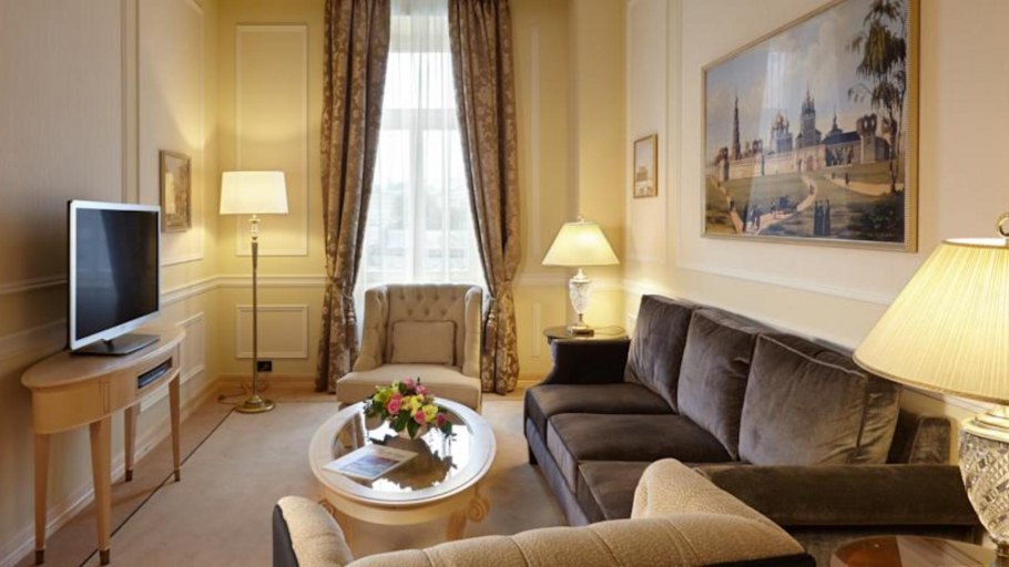 Стена классическая раскладка за диваном