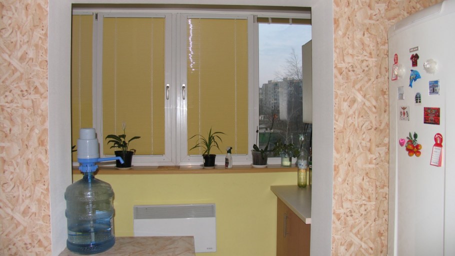 Кухня с оконным проемом