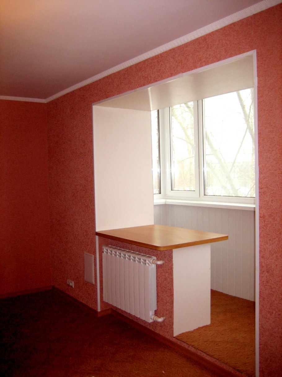 Арка между комнатой и балконом