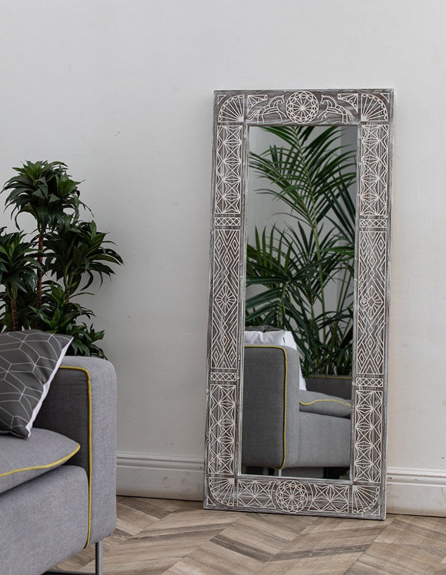 Зеркало в керамической раме