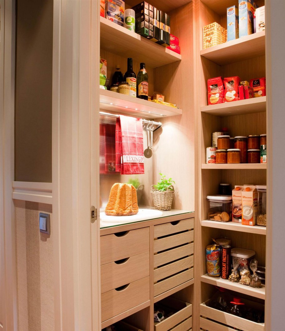 Маленькая кладовка на кухне