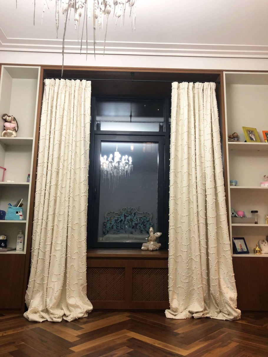 Шкаф окно с тюлью