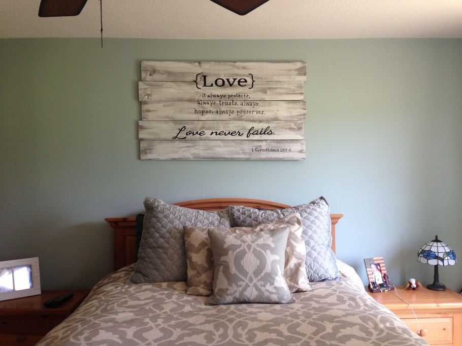 Кровать с модульной картиной и полками