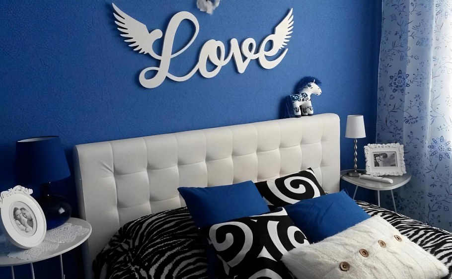 Надпись над кроватью