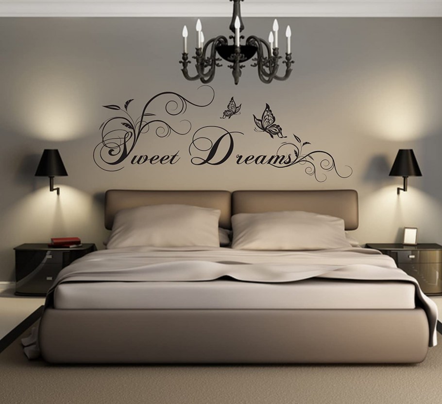 Домик над изголовьем кровати