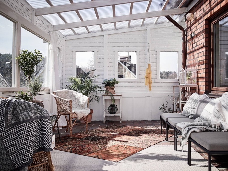 Веранда в скандинавском стиле в загородном доме