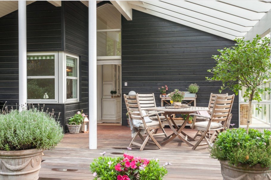 Входная дверь в скандинавском стиле