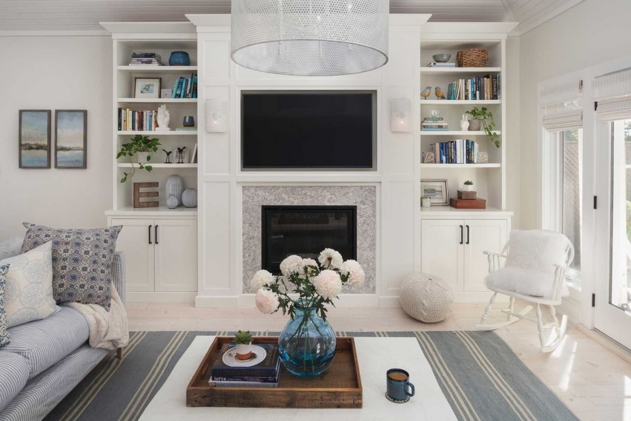 Гостиная с камином и рабочей зоной