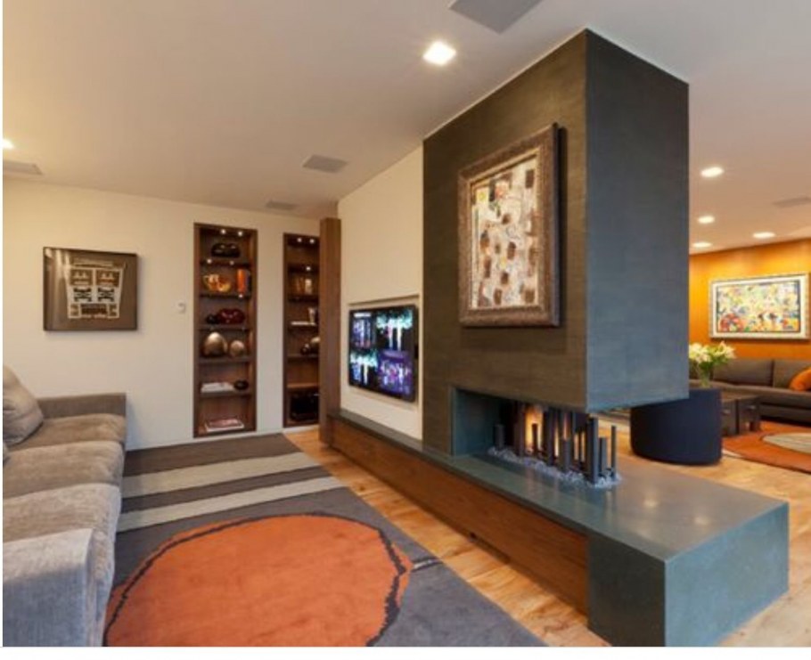 Декоративная штукатурка в интерьере гостиной с камином