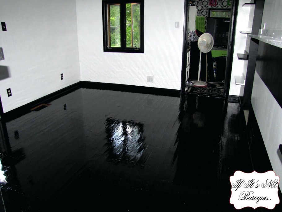 Крашеный чёрный пол