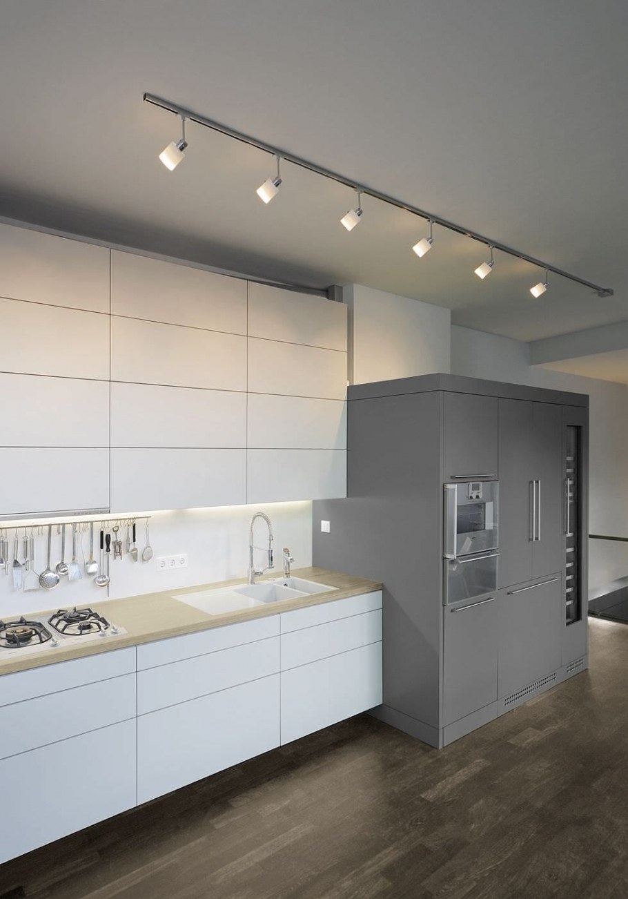 Трековые светильники в интерьере кухни