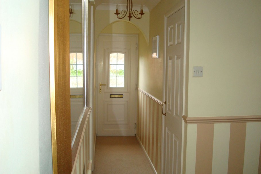 Панели на половину стены в коридоре